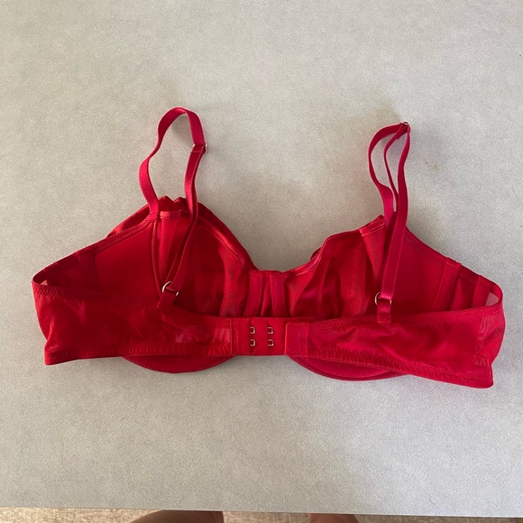 NEW! Victoria Secret Bra size 34B - Picture 2 of 2